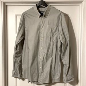 Eddie Bauer Wrinkle resistant, relaxed fit button down shirt. Size - Large